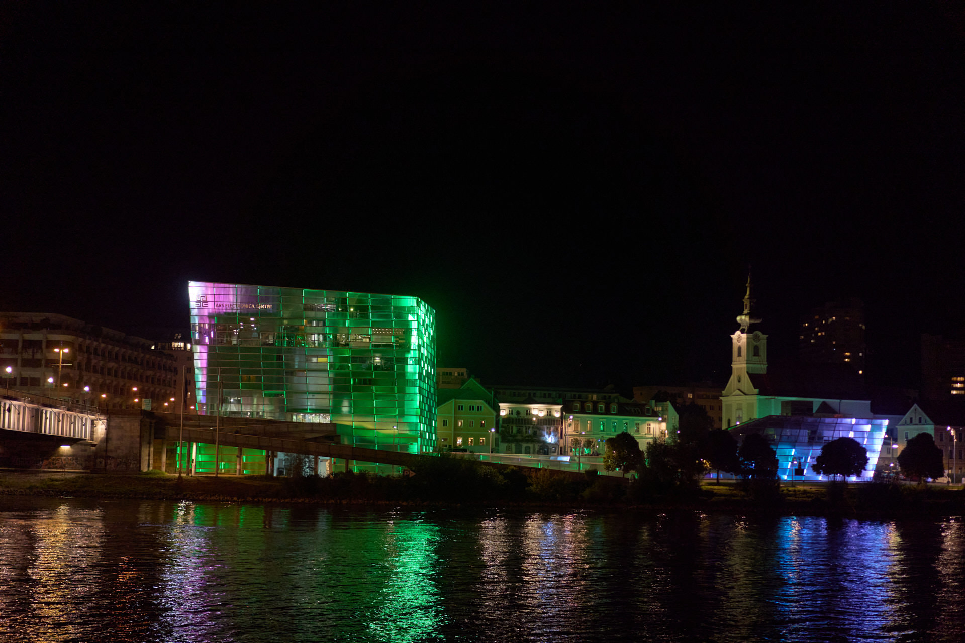 Eventfotograf Corporate Event Flusskreuzfahrt Austria Aufnahmen Ars Electronica Center bei Nacht