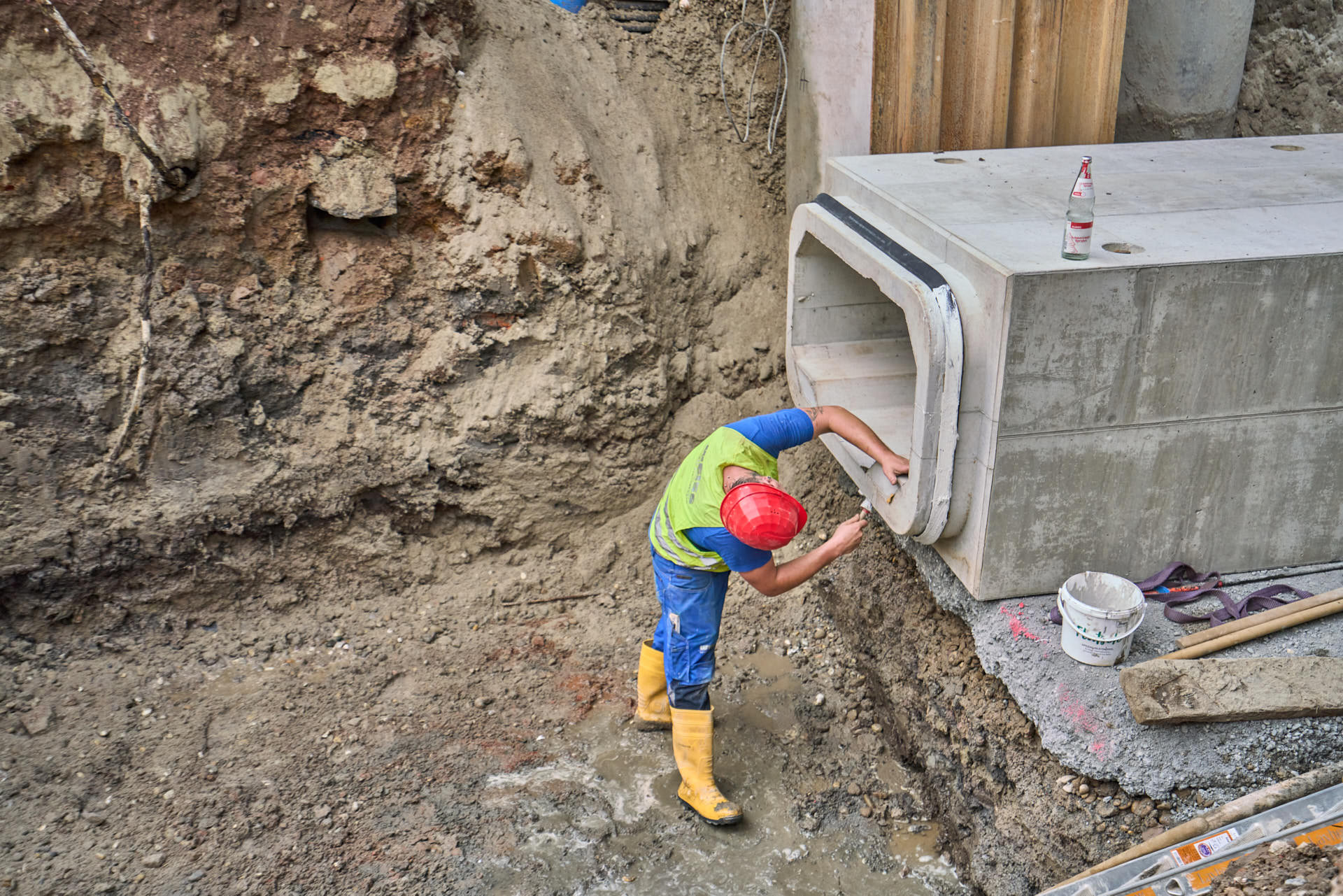 Industriefotograf Tiefbau Baustellenfoto Arbeiter bereitet Betonelemente vor Kanalbau Modernisierung SWR Baden-Baden