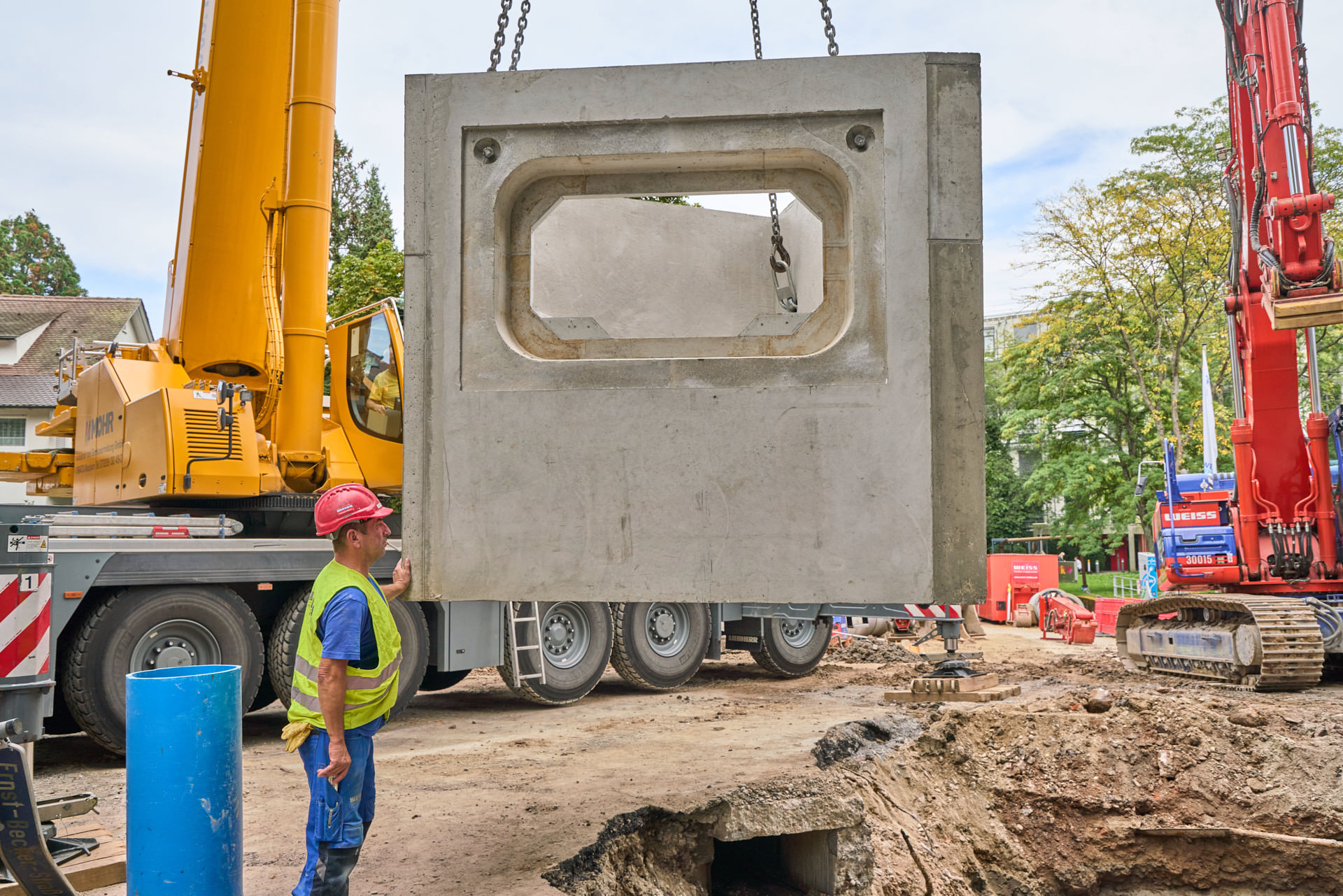 Industriefotograf Tiefbau Baustellenfoto Betonelement wird mit Schwerlastkran in Position gebracht Kanalbau Modernisierung SWR Baden-Baden