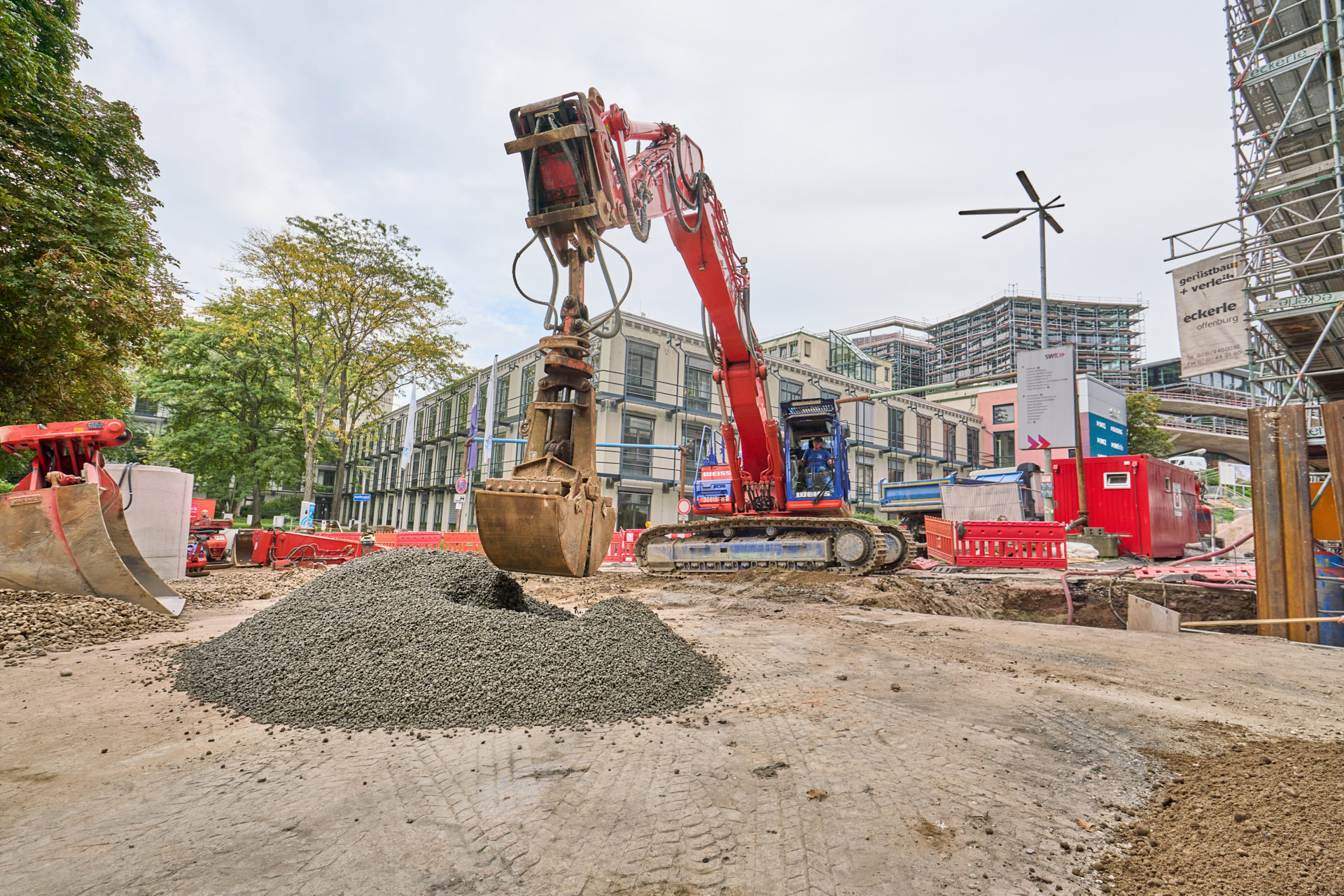Industriefotograf Tiefbau Baustellenfoto Kanalbau Bagger nimmt Kies auf Modernisierung SWR Baden-Baden