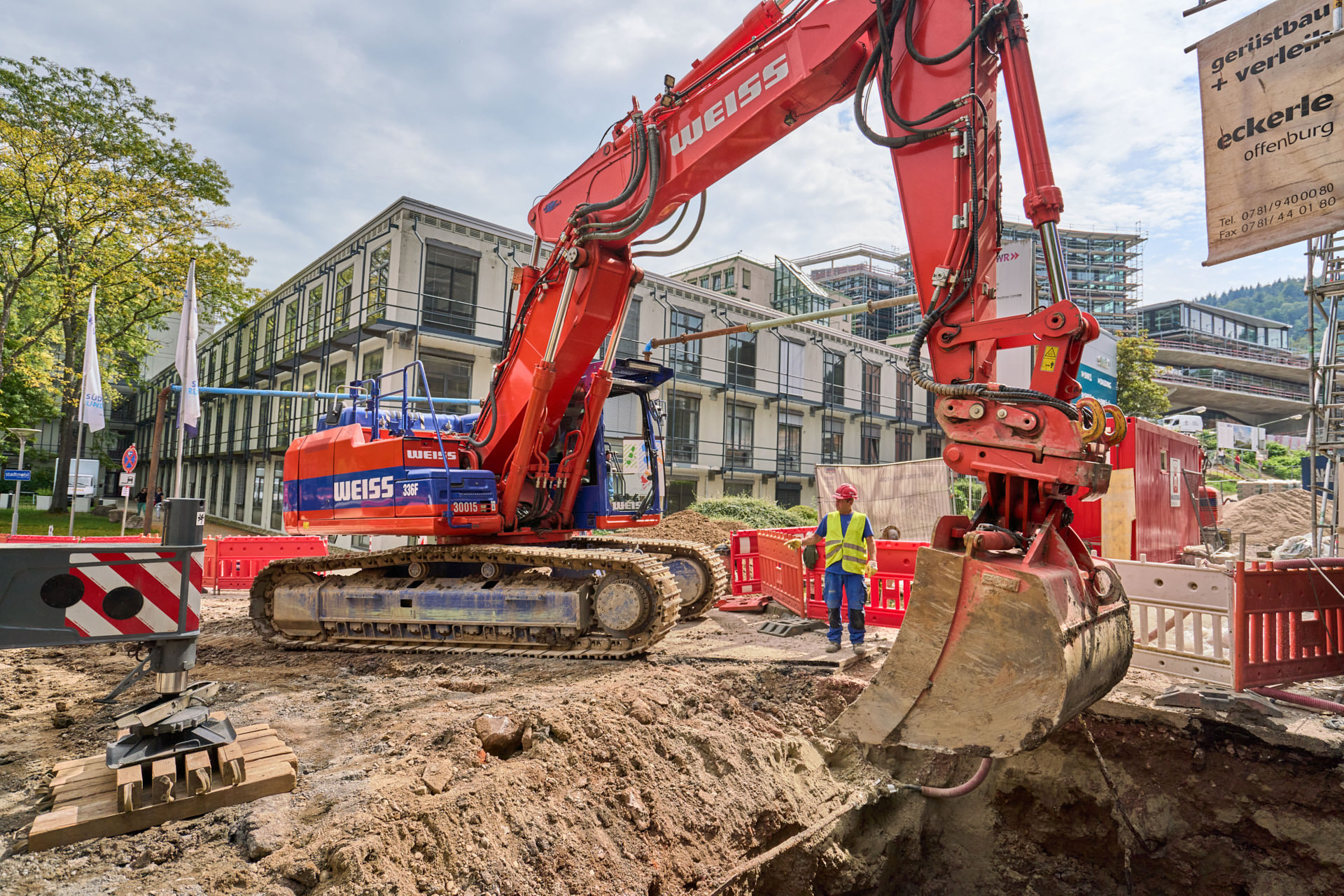 Industriefotograf Tiefbau Baustellenfoto Kanalbau Baugrube wird ausgehoben Modernisierung SWR Baden-Baden