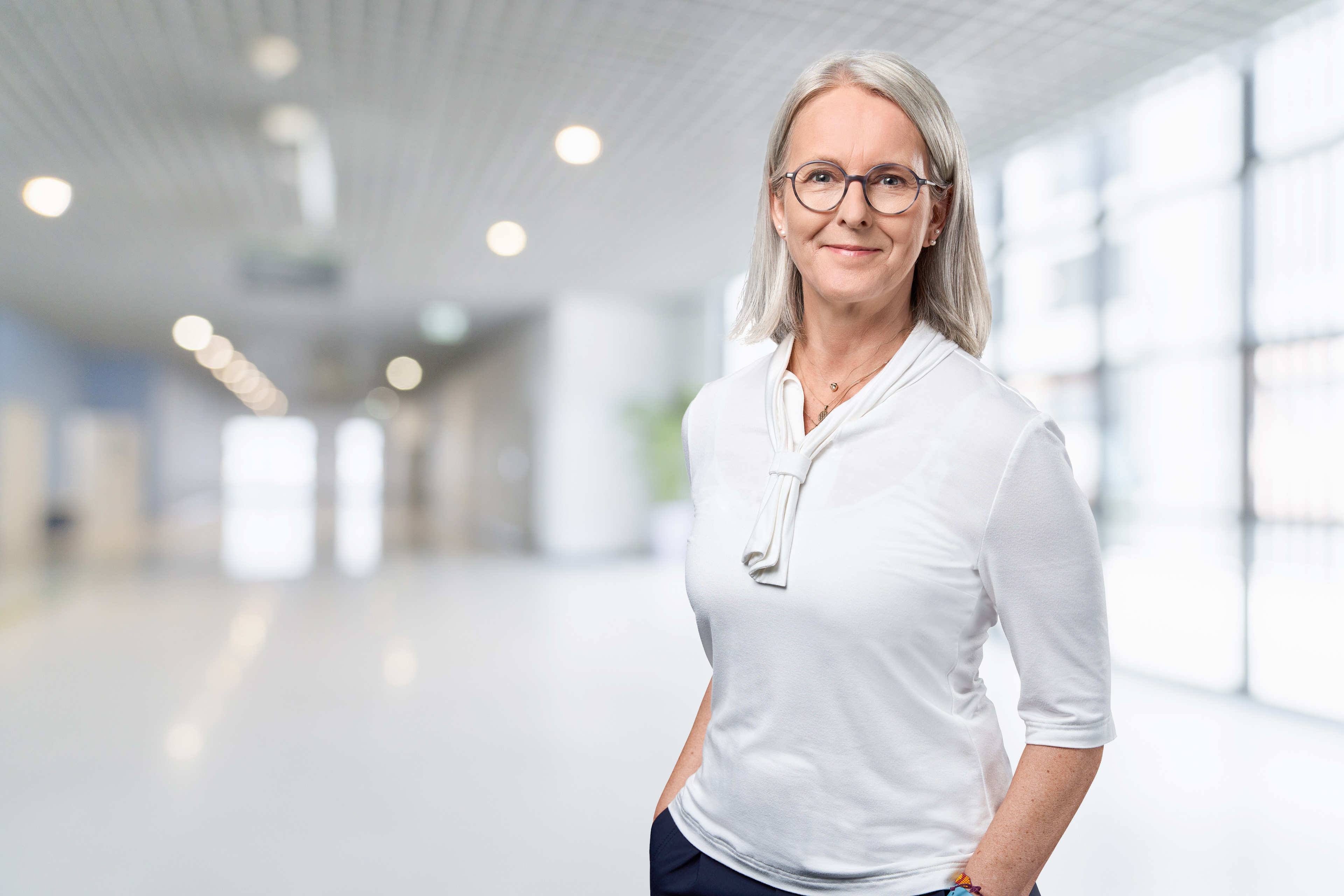 Businessportrait Bioscientia Karlsruhe Bürohintergrund photoshop Frau graue Haare
